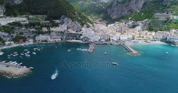 Hermoso vuelo sobre Amalfi en Italia — Vídeo de stock