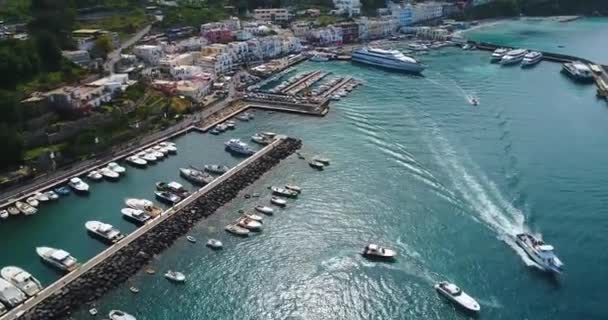 Různé lodě v přístavu Capri — Stock video