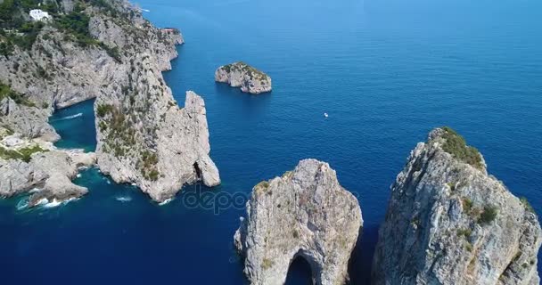 Luchtfoto van eiland Capri en de Faraglioni rotsen — Stockvideo
