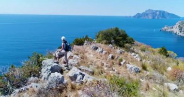 Genç kadın dağlarda Amalfi coast üzerinde hiking. Ağır çekim