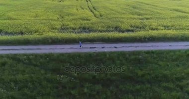 Anne ve Oğul sahada.