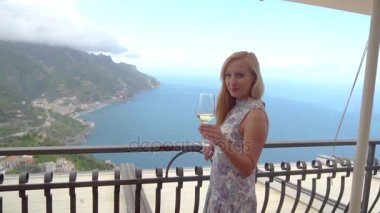 Ravello restoranda şarap ile sarışın genç kadın