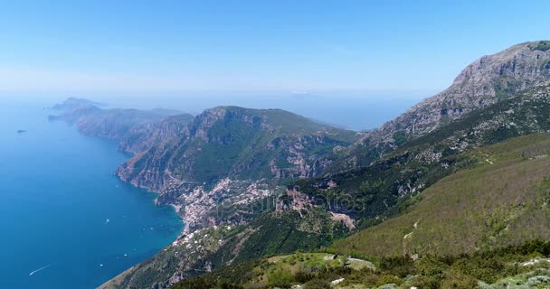 Jovem mulher caminhando em montanhas acima da costa de Amalfi — Vídeo de Stock