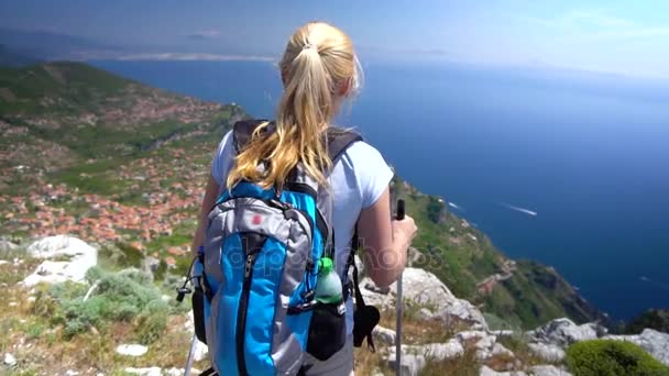 Jonge vrouw wandelen in de bergen boven de kust van Amalfi. Slow motion — Stockvideo