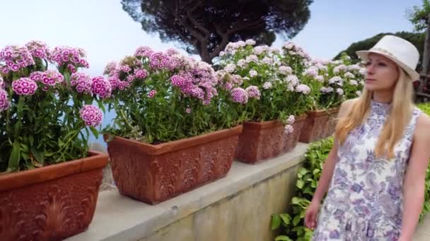 युवा सुनहरे बालों वाली महिला इटली में रावेलो में चल रही — स्टॉक वीडियो