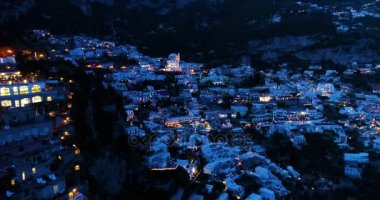 İtalya 'daki Amalfi Sahili' nde Positano üzerinde Güzel Uçuş