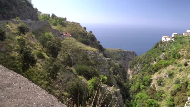 Vlucht in de bergen boven de Amalfikust in Italië — Stockvideo