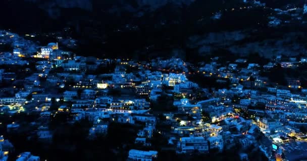 Hermoso vuelo sobre Positano en la costa de Amalfi en Italia — Vídeos de Stock