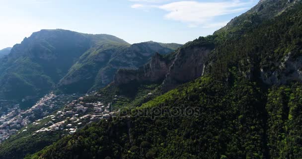 Vliegen boven Montepertuso gat in de berg in de buurt van Poistano in Italië — Stockvideo