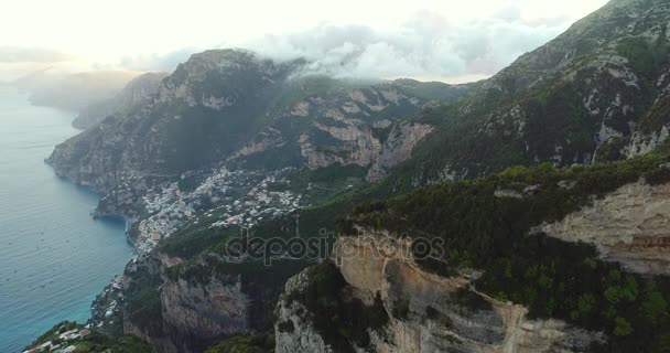 Vuelo en las montañas por encima de la costa amalfitana en Italia — Vídeo de stock