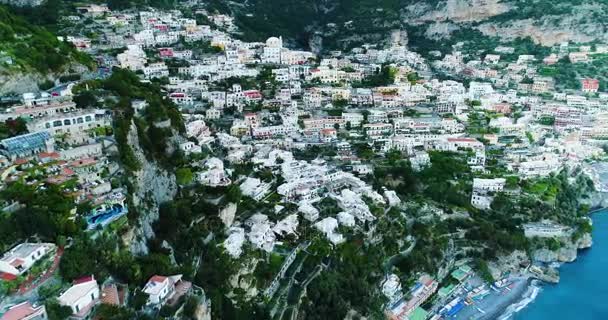 Hermoso vuelo sobre Positano en la costa de Amalfi en Italia — Vídeo de stock