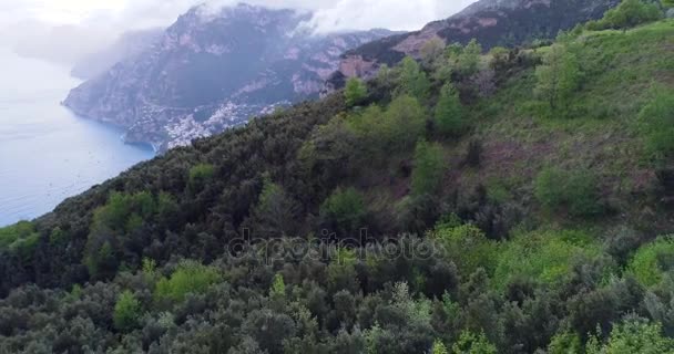 Volo in montagna sopra la costa amalfitana in Italia — Video Stock