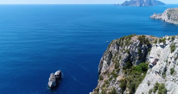 Mujer joven caminando en las montañas sobre la costa de Amalfi. Movimiento lento — Vídeos de Stock