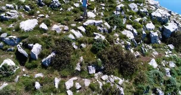 Giovane donna in montagna sopra la Costiera Amalfitana — Video Stock