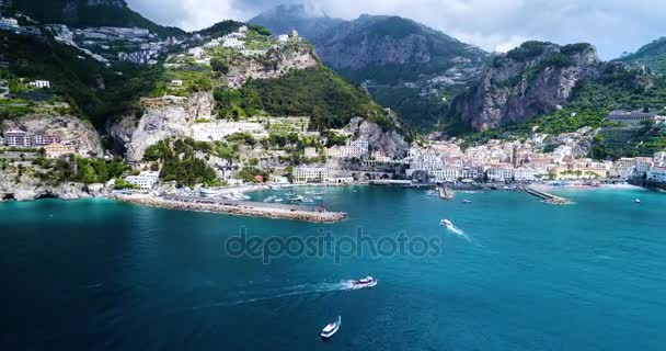 Hermoso vuelo sobre Amalfi en Italia — Vídeos de Stock