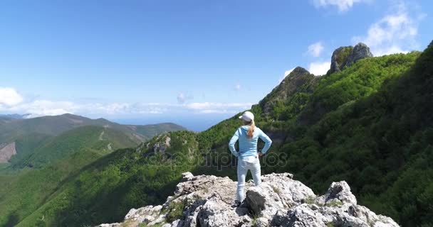 Mujer joven caminando en las montañas sobre la costa de Amalfi. Movimiento lento — Vídeos de Stock