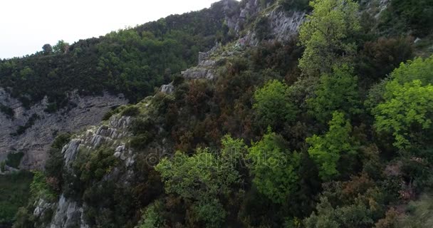 Flug in den Bergen über der Amalfiküste in Italien — Stockvideo