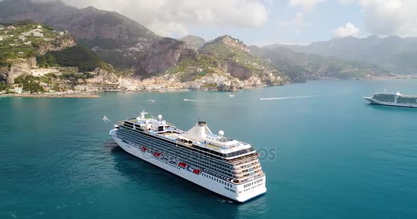 Vista aerea della Grande nave da crociera è venuto ad Amalfi in Italia — Video Stock