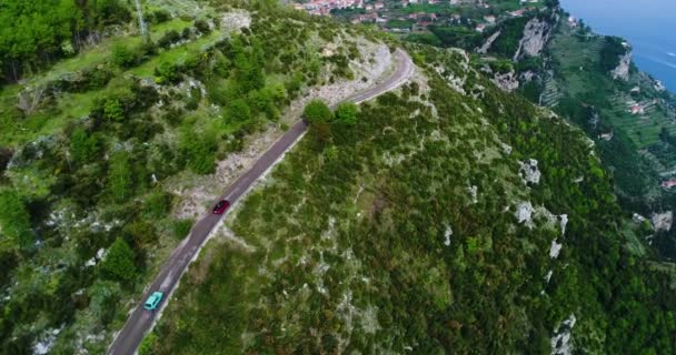 Czerwony sport kabrioletów ruchu w regionie Wybrzeże Amalfi — Wideo stockowe