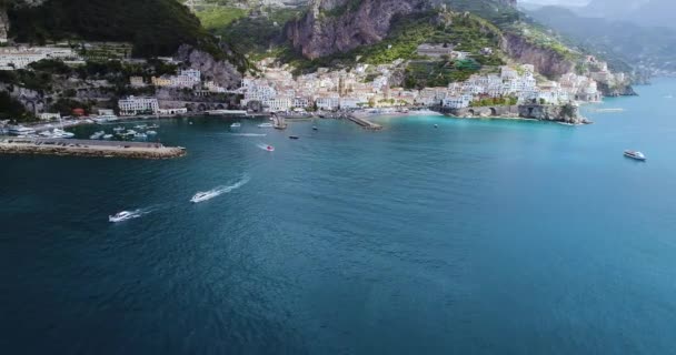 Прекрасный полет над Амальфи в Италии — стоковое видео