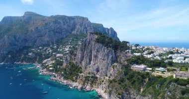 Capri Adası'nın havadan görünümü
