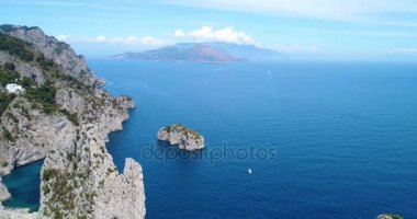 Capri Adası ve Faraglioni kayaçların havadan görünümü