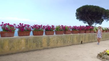 Ravello, İtalya yürüyen genç sarışın kadın