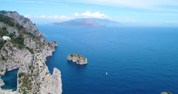 Letecký pohled na skály Faraglioni a ostrov Capri — Stock video