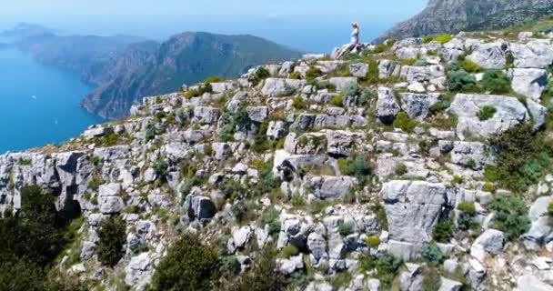 Jovem mulher caminhando em montanhas acima da costa de Amalfi — Vídeo de Stock