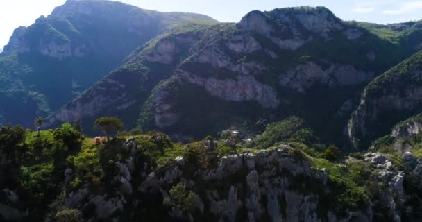 Fliegen über montepertuso loch im berg bei poistano in italien — Stockvideo