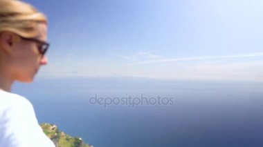 Genç kadın dağlarda Amalfi coast üzerinde hiking