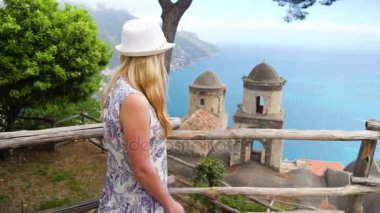 Ravello, İtalya yürüyen genç sarışın kadın