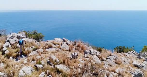 Giovane donna in montagna sulla Costiera Amalfitana. Rallentatore — Video Stock