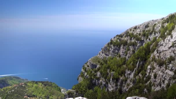 Mujer joven senderismo en las montañas sobre la costa de Amalfi — Vídeo de stock