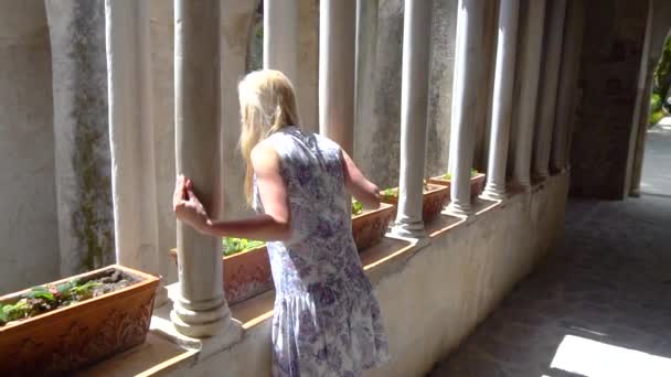 Jeune femme blonde marchant à Ravello en Italie — Video