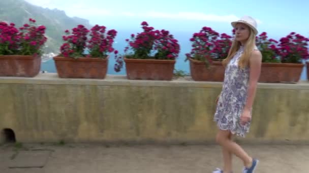 Młoda Blondynka kobieta spaceru w Ravello, Włochy — Wideo stockowe