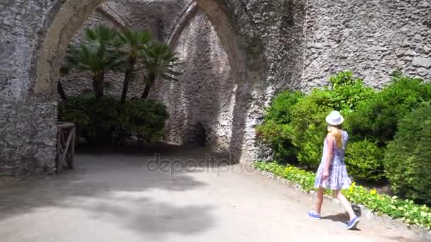 Jonge blonde vrouw wandelen in Ravello in Italië — Stockvideo