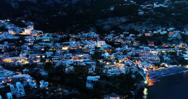 Hermoso vuelo sobre Positano en la costa de Amalfi en Italia — Vídeo de stock