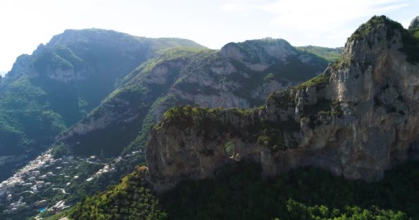 Vliegen boven Montepertuso gat in de berg in de buurt van Poistano in Italië — Stockvideo