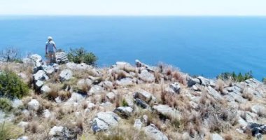 Genç kadın dağlarda Amalfi coast üzerinde hiking. Ağır çekim