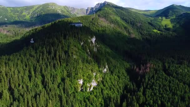 Käännä köysirata ympäri vuorilla — kuvapankkivideo