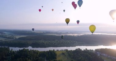 Hava baloons yeşil toprakları ve Nehri üzerinde