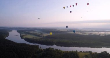 Hava baloons yeşil toprakları ve Nehri üzerinde