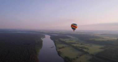 erken mornig, yeşil toprakları üzerinde hava balon