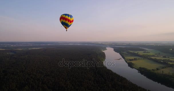 Luftballon über grünem Land am frühen Morgen — Stockvideo