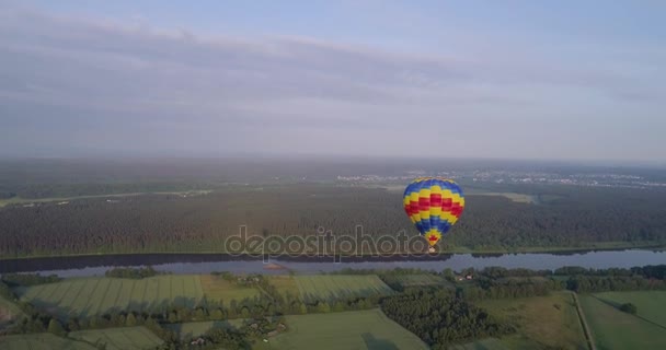 Ballon over de groene landerijen op vroege mornig — Stockvideo