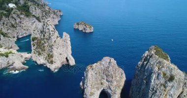 Capri Adası ve Faraglioni kayaçların havadan görünümü