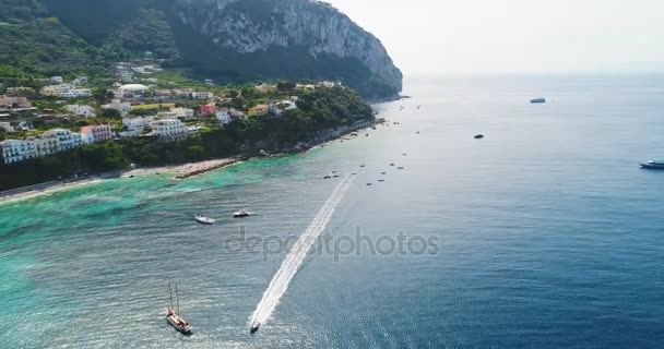 Repülés során Capri kikötője — Stock videók