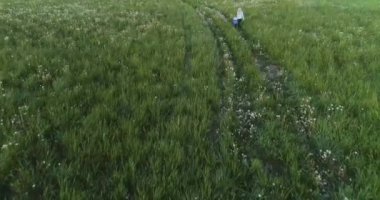 Anne ve Oğul sahada.