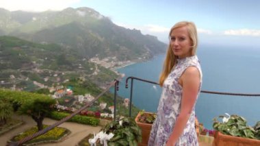 Ravello, İtalya yürüyen genç sarışın kadın